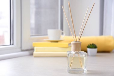 Reed difüzör odasında pencere üzerinde