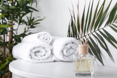 Odadaki masada Reed dağıtıcı