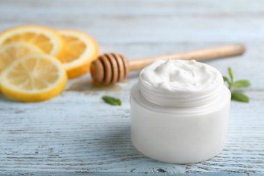 Ahşap masa üzerinde doğal krem kavanoz