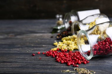 Ahşap masa kozmetik ürünleri için doğal malzemelerle kavanoz