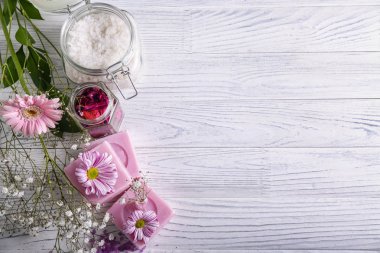 Ahşap masa üzerinde doğal sabun ile deniz tuzu