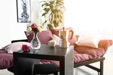 Kahve potu Kupası ve buket çiçek Oda tablo