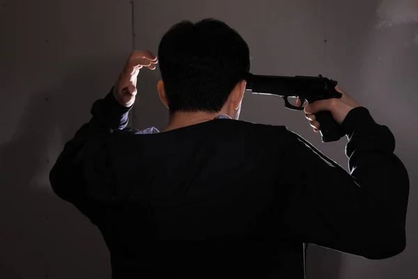 家で自殺する銃に行くと若い男 — ストック写真