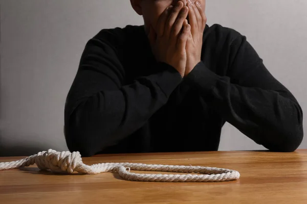 Hombre deprimido con cuerda pensando en suicidarse en casa — Foto de Stock