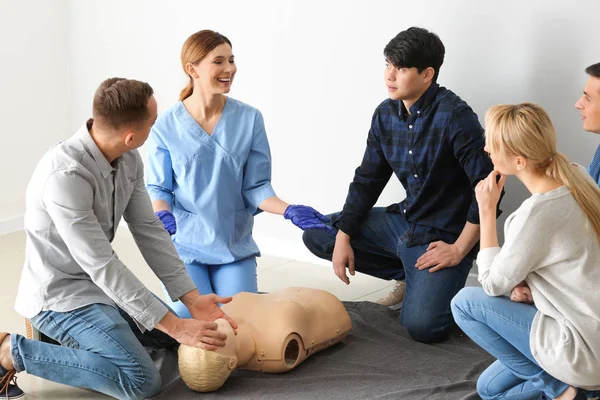CPR ilk yardım eğitim sahasında gerçekleştirmek öğrenme insanlar