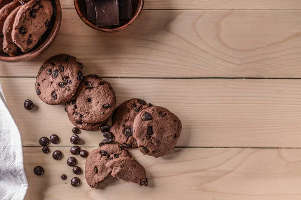 Tasty cookies with chocolate chips on wooden table — Stock Photo, Image