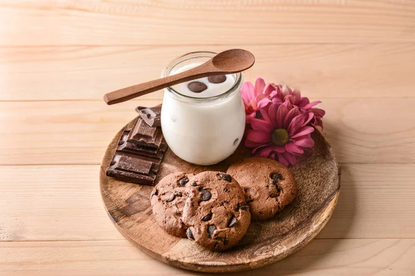 Finom joghurtot és csokoládé chip cookie-kat a fából készült lemez jar — Stock Fotó