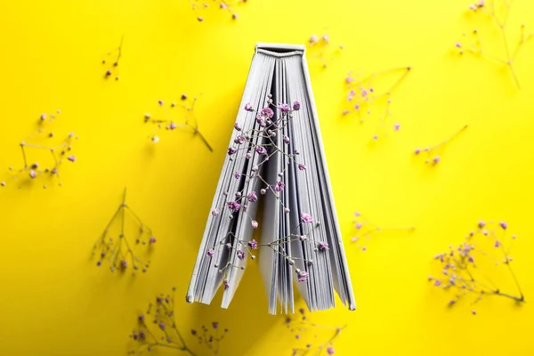 Livro com flores em fundo de cor — Fotografia de Stock