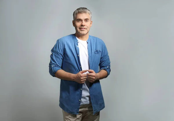 Portrait of mature man on grey background — Stock Photo, Image