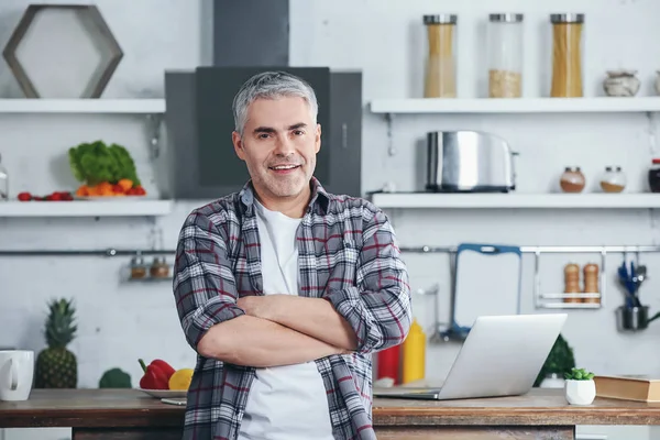 Portrait of handsome mature man in kitchen — Stock Photo, Image