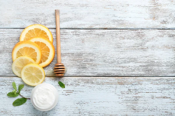 Tarro de crema con ingredientes naturales para cosméticos en mesa de madera —  Fotos de Stock