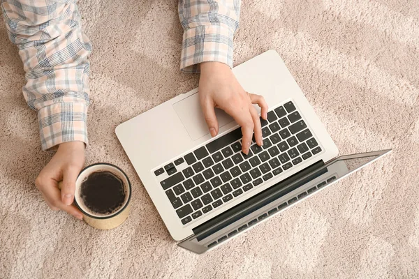 Mujer joven usando el ordenador portátil y beber café en casa —  Fotos de Stock