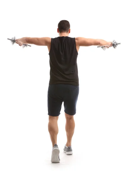 Sportlicher junger Mann beim Training mit Kurzhanteln vor weißem Hintergrund — Stockfoto