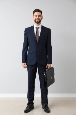 Işık duvarının yakınında yakışıklı işadamı