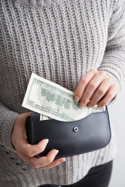 M-cüzdan para, closeup ile tutan kadın