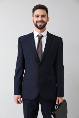 Hafif arka planda yakışıklı iş adamı