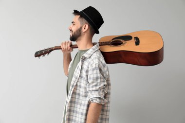 Açık renkli gitar ile yakışıklı müzisyen