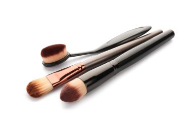 Beyaz arkaplanda makyaj fırçaları