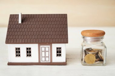 Para ve ev masada figürü ile jar