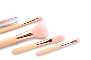 Beyaz arkaplanda makyaj fırçaları