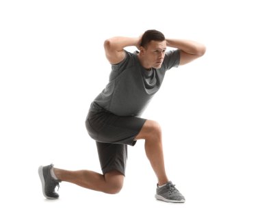 Sportif genç adam beyaz arka planı eğitim