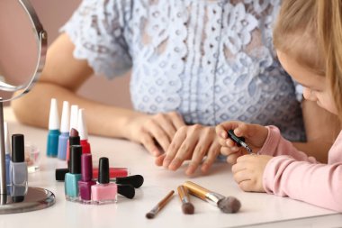 Annesi evde manikür yapan tatlı bir kız.