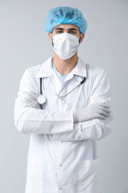 Işık arka plan üzerinde erkek doktor