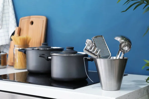 Utensílios diferentes na cozinha moderna — Fotografia de Stock