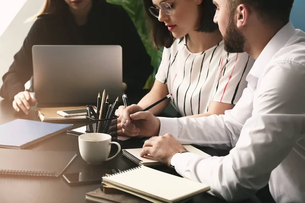 Jeunes gens d'affaires lors d'une réunion au bureau — Photo