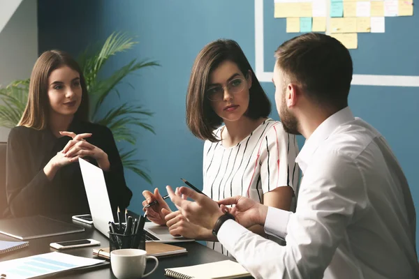 Unga företagare på möte i office — Stockfoto