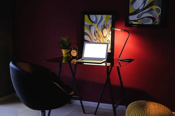 家庭工作场所与现代笔记本电脑在时尚的室内房间 — 图库照片