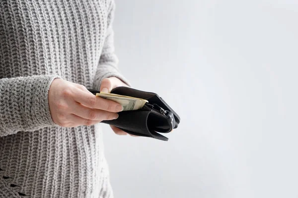 クローズ アップのお金で財布を保持している女性 — ストック写真