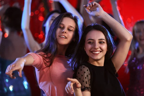 Hermosas mujeres jóvenes bailando en el club nocturno —  Fotos de Stock