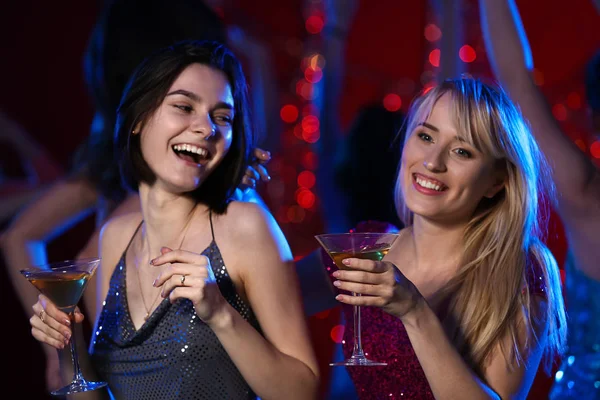 Gyönyörű fiatal nők koktél party night Club — Stock Fotó