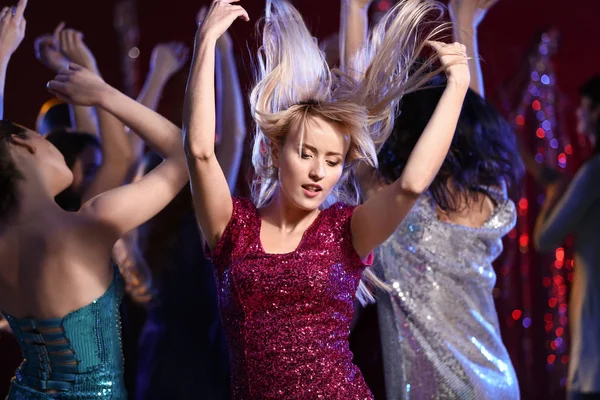 Красивая девушка танцует в ночном клубе — стоковое фото