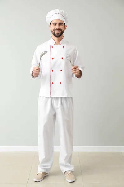 Mužské kuchař u lehké stěny — Stock fotografie