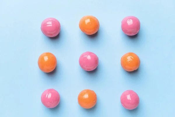 Beaucoup de bonbons sur fond de couleur — Photo