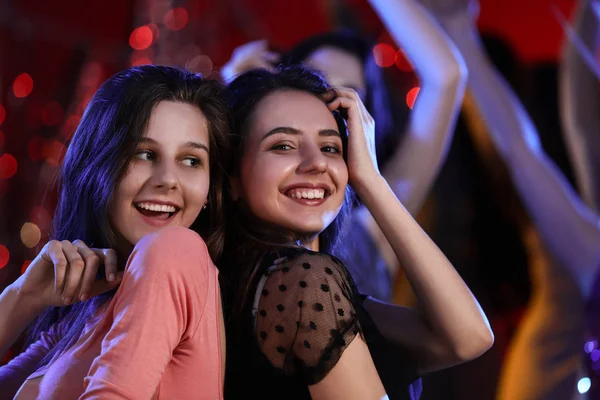 Belas mulheres jovens dançando no clube noturno — Fotografia de Stock