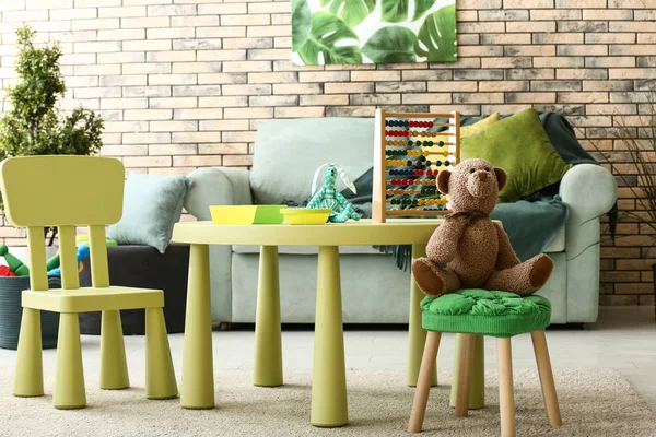 Mysiga barn rummet interiören med bord, pall och stol — Stockfoto