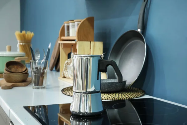 Panela de café no fogão de cozinha — Fotografia de Stock