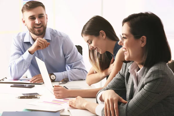 Jonge zakenlui tijdens bijeenkomst in office — Stockfoto