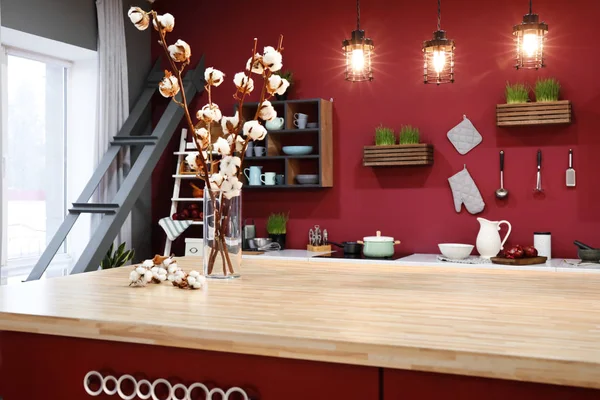 Ваза с хлопковыми ветвями на столе на современной кухне — стоковое фото
