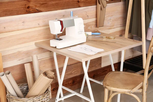 Posto di lavoro elegante di sarto con macchina per cucire in officina — Foto Stock