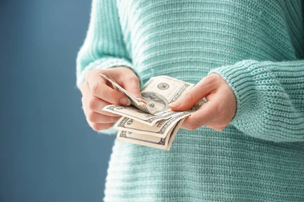 Mulher com notas de dólar, close up — Fotografia de Stock