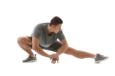 Sportif genç adam beyaz arka planı eğitim