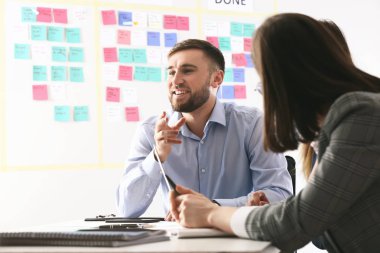 Office toplantıda genç iş adamları