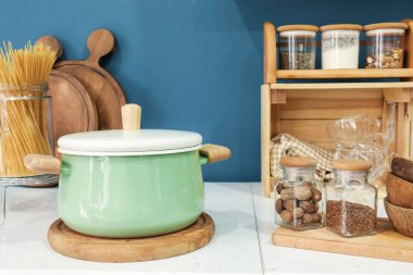 Modern mutfak aletleri kümesi