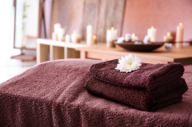 Spa salonda masada temiz havlu