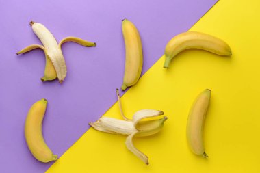 Renkli arka planda olgun muzlar