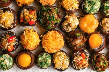 Beyaz zemin üzerine lezzetli mantar dolması